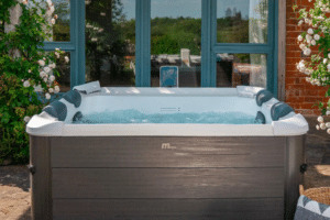 Lees meer over het artikel Hoe onderhoud je een spa? (Opblaasbaar of vast: de complete gids)