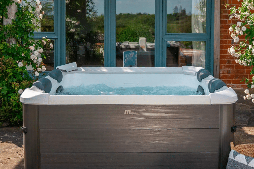 Lees meer over het artikel Hoe onderhoud je een spa? (Opblaasbaar of vast: de complete gids)
